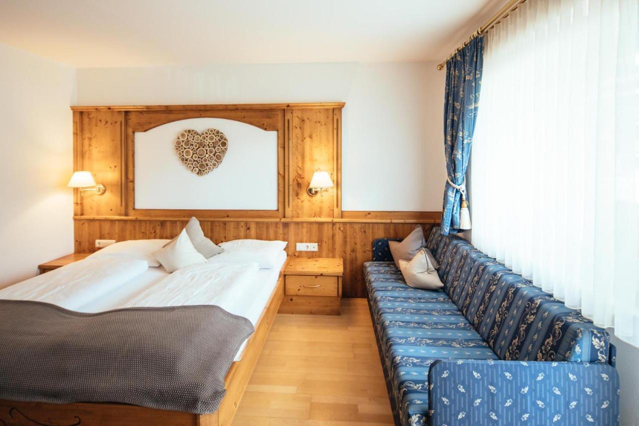 Tirolerhof Hotel San Leonardo in Passiria Bagian luar foto